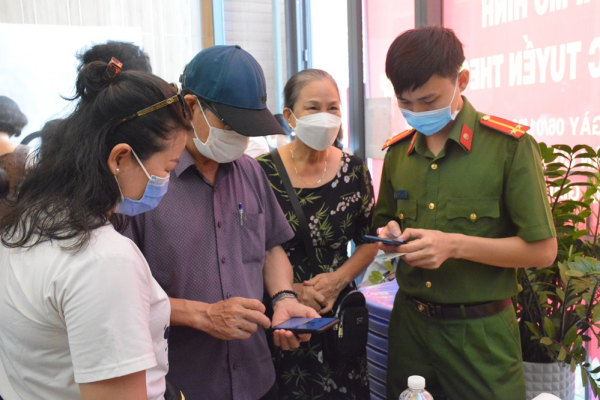 Háo hức trải nghiệm các mô hình điểm về sử dụng dịch vụ công ở TP Hồ Chí Minh -1