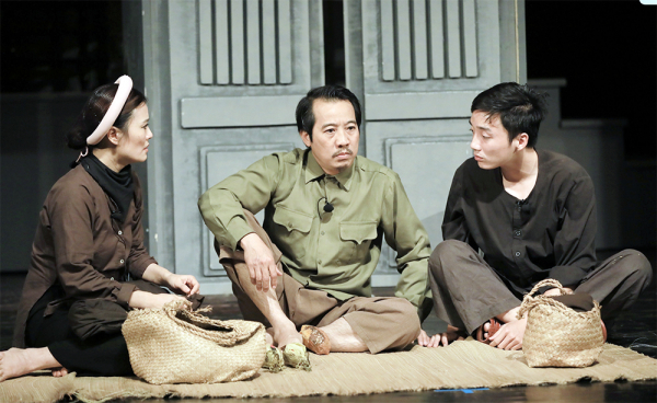 Nghệ thuật kịch đang trở thành sân chơi văn hóa phổ biến và được yêu thích tại Việt Nam. Nhiều sân khấu và nhà hát mới được xây dựng và các vở kịch đáng chú ý liên tục được trình diễn. Hãy xem hình ảnh liên quan đến nghệ thuật kịch để cảm nhận sự đa dạng và sáng tạo trong nghệ thuật này.