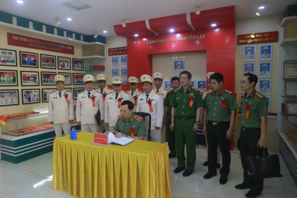 Trại giam Tân Lập đón nhận Huân chương Bảo vệ Tổ quốc hạng Ba -0