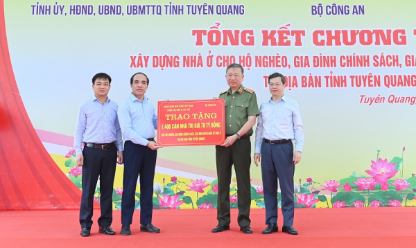 Ministry of Public Security closes program of building 1,400 houses for the poor in Tuyen Quang -0