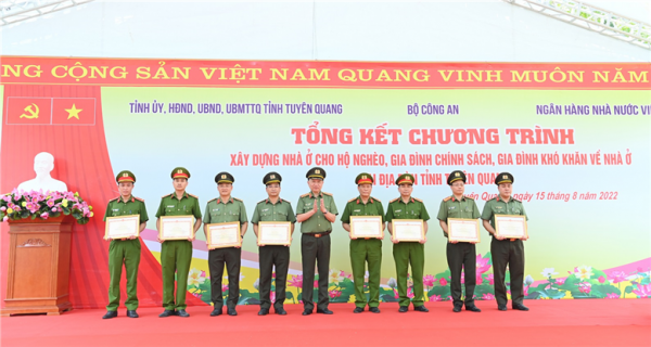 Ministry of Public Security closes program of building 1,400 houses for the poor in Tuyen Quang -0