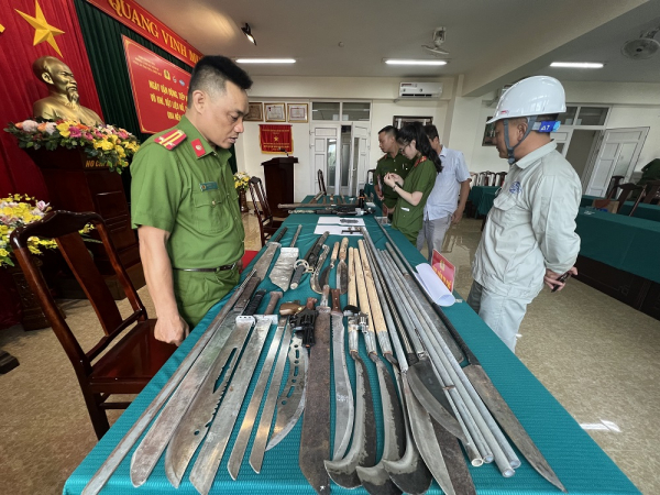 Người dân đến Công an Thừa Thiên-Huế giao nộp nhiều súng, đạn, kiếm, mã tấu… -0
