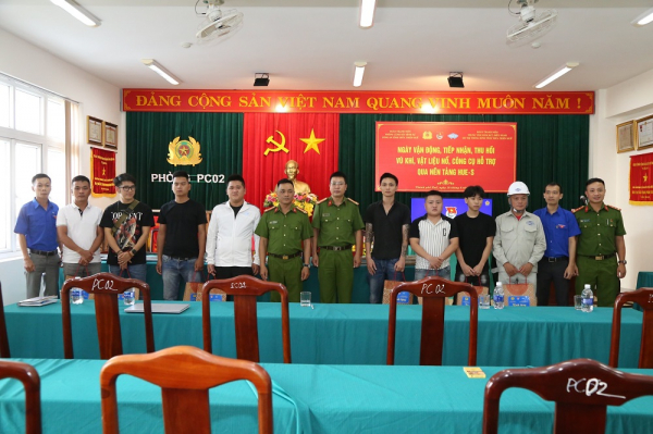 Người dân đến Công an Thừa Thiên-Huế giao nộp nhiều súng, đạn, kiếm, mã tấu… -0