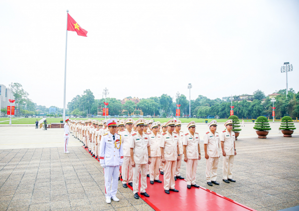 Đoàn đại biểu Đảng ủy Công an Trung ương vào Lăng viếng Chủ tịch Hồ Chí Minh -0