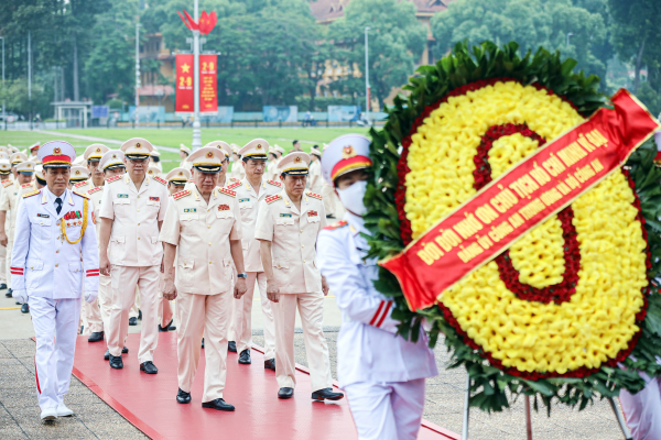 Đoàn đại biểu Đảng ủy Công an Trung ương vào Lăng viếng Chủ tịch Hồ Chí Minh -1