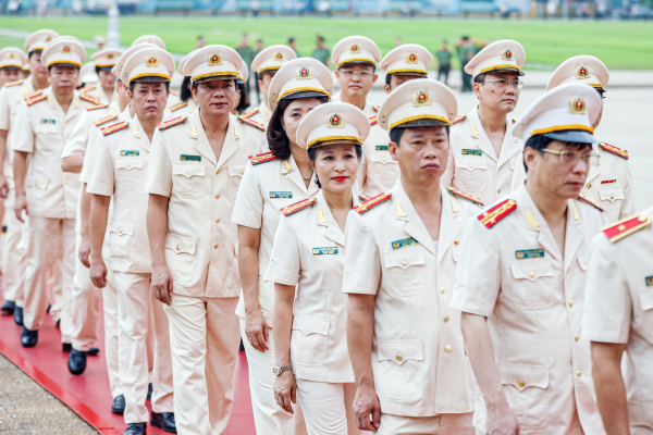 Đoàn đại biểu Đảng ủy Công an Trung ương vào Lăng viếng Chủ tịch Hồ Chí Minh -2