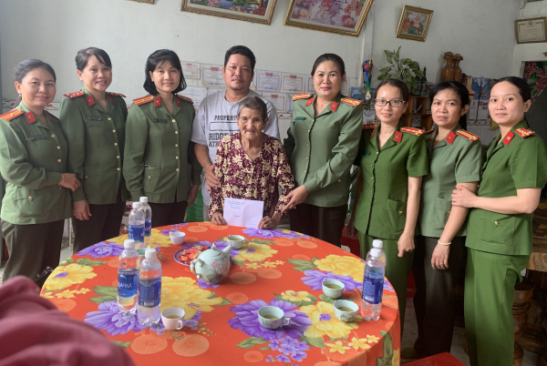 Thăm Mẹ Việt Nam Anh hùng và trao tiền Quỹ ươm mầm tương lai -0