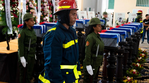 Người dân Cuba tiễn biệt 14 lính cứu hỏa hi sinh trong vụ cháy kho dầu -0