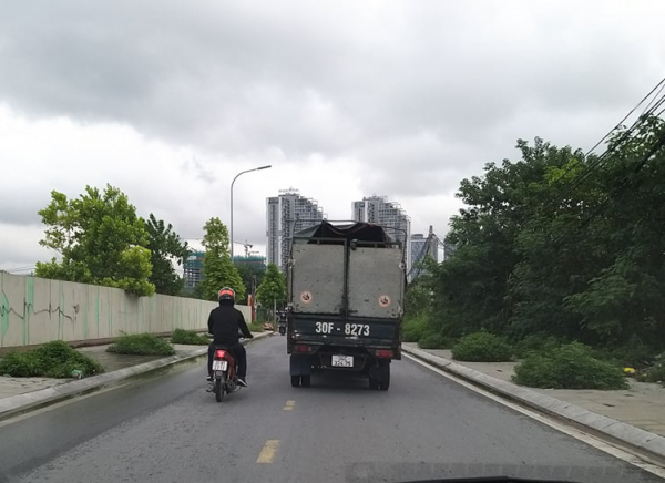 Xe ô tô “đầu Ngô, mình Sở” nghênh ngang trên đường phố Thủ đô -0