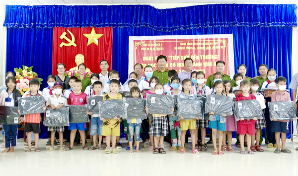 Công tỉnh Bạc Liêu tặng quà người dân và học sinh khó khăn  -0