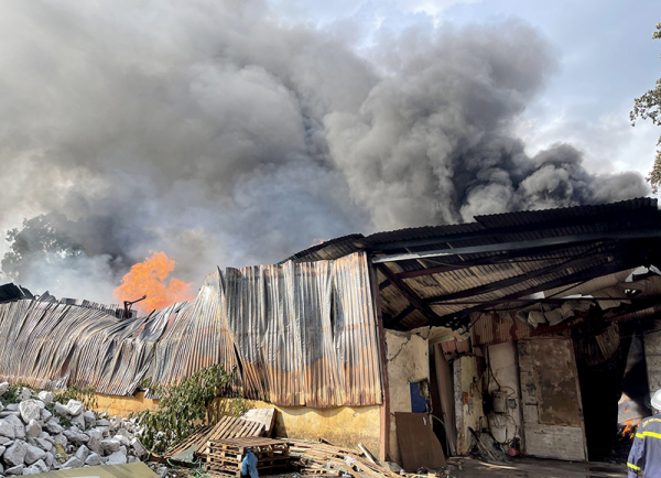 Hà Nội: Cháy nhà xưởng đang bị đình chỉ vi phạm phòng cháy chữa cháy -0