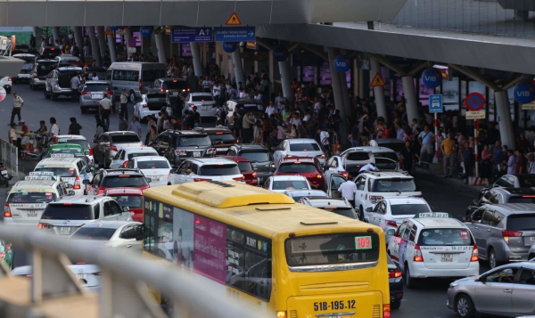 Xử lý nghiêm tình trạng “chặt chém”, chèo kéo khách tại sân bay quốc tế Tân Sơn Nhất -0