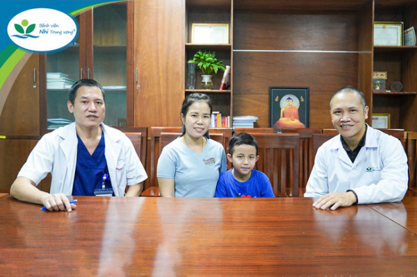 8 năm, 3 lần mổ tim cứu em bé người Lào -0