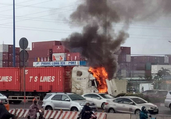 Cháy rụi xe đầu kéo trên xa lộ Hà Nội -0