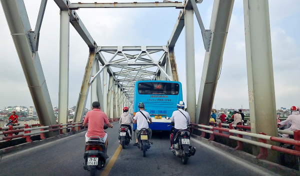 Cám cảnh xe máy dàn hàng trong làn ô tô trên cầu Chương Dương -0