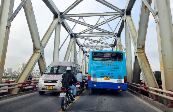 Cám cảnh xe máy dàn hàng trong làn ô tô trên cầu Chương Dương -0