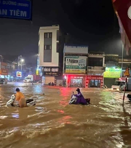 Nhiều tuyến phố tại Hải Phòng và Quảng Ninh ngập lụt sau mưa lớn -0