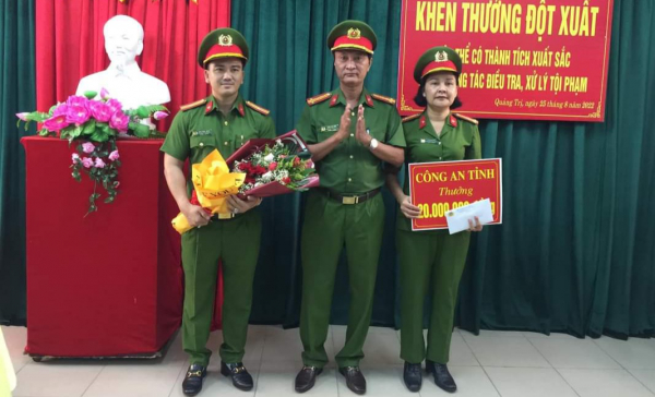 Khen thưởng vụ bắt giữ 3 đối tượng lừa đảo gần 49 tỉ đồng -0