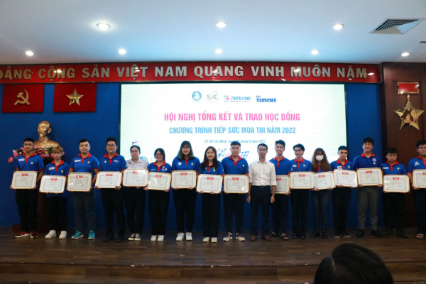 Trao tặng 60 suất học bổng Tiếp sức mùa thi cho thí sinh có hoàn cảnh đặc biệt khó khăn -0