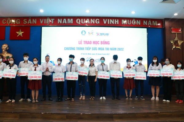 Trao tặng 60 suất học bổng Tiếp sức mùa thi cho thí sinh có hoàn cảnh đặc biệt khó khăn -0