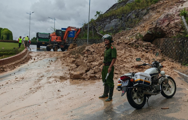 Công an Quảng Ninh tích cực hỗ trợ người dân khắc phục hậu quả bão số 3 -0