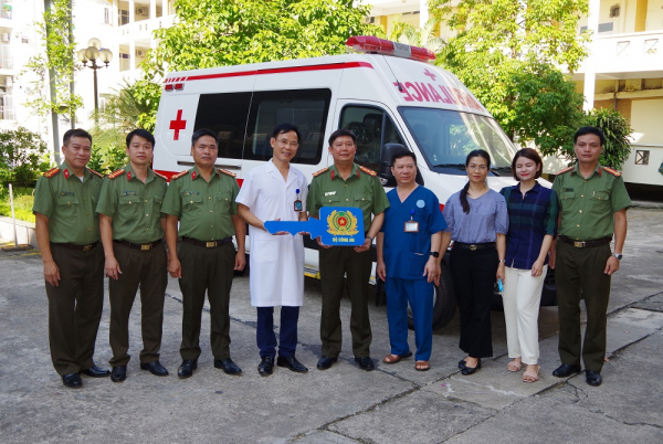 Trao tặng xe cứu thương của Bộ Công an cho Bệnh viên Đa khoa tỉnh Hà Giang -0