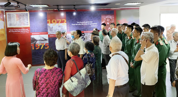 Trao lại hồ sơ, kỷ vật cho các cựu giáo chức đi B -0