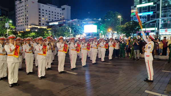 Nhiều màn biểu diễn đặc sắc từ Đoàn Nghi lễ CAND phục vụ nhân dân TP Hồ Chí Minh  -0