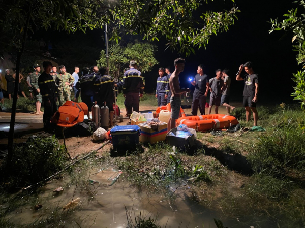 Trắng đêm tìm kiếm thi thể nạn nhân đuối nước -0