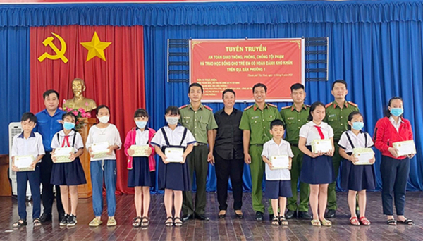 Công an tỉnh Tây Ninh tặng quà và học bổng cho học sinh nghèo -0