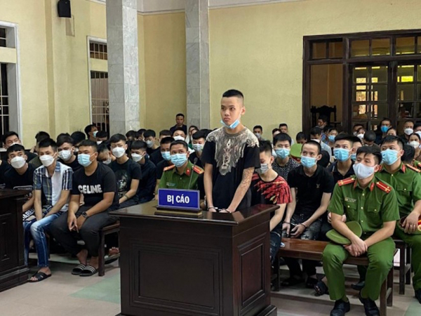 Xét xử điểm 48 bị cáo trong vụ hỗn chiến kinh hoàng trên đường phố Hà Nội  -0