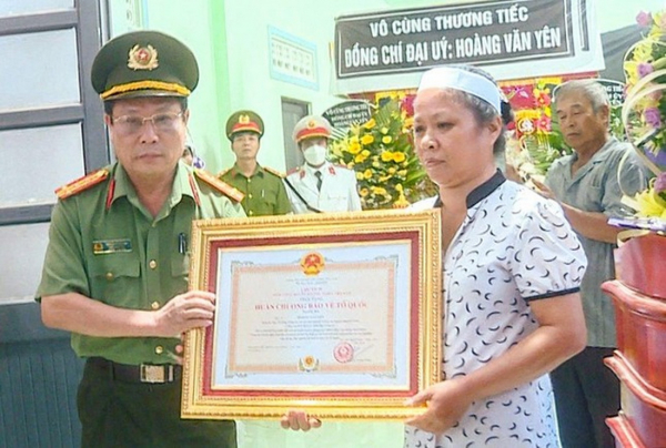    Thăm hỏi, tặng quà gia đình Đại úy Hoàng Văn Yên hy sinh trong khi thi hành công vụ -0