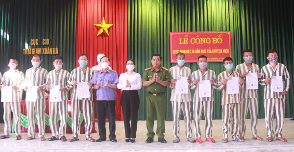 Trại giam Xuân Hà công bố quyết định đặc xá cho 25 phạm nhân -0