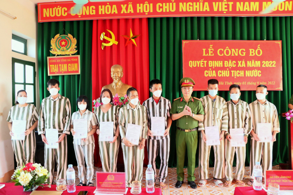 Trại giam Xuân Hà công bố quyết định đặc xá cho 25 phạm nhân -0