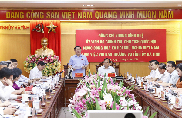 vna_potal_chu_tich_quoc_hoi_vuong_dinh_hue_lam_viec_voi_ban_thuong_vu_tinh_uy_ha_tinh_6308220.jpg -0