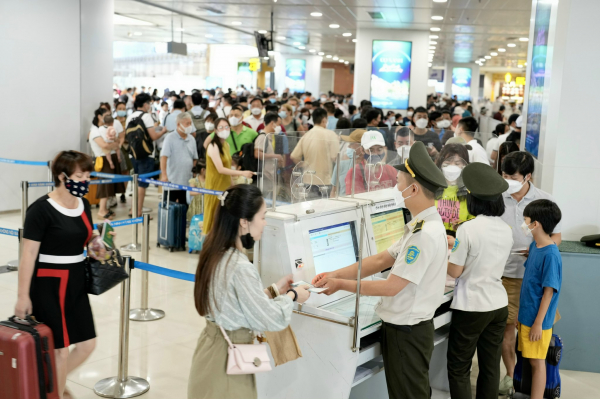 Ngày 2/9: Sân bay Tân Sơn Nhất, Nội Bài đón hơn 100 nghìn hành khách -0