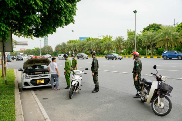 Khó chịu khi bị nhắc nhở, lái xe taxi đã hành hung nhân viên an ninh hàng không Nội Bài -0