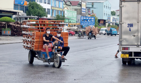 Về Thất (Hà Nội) xem xe ba gác tự chế “làm xiếc” trên đường -0