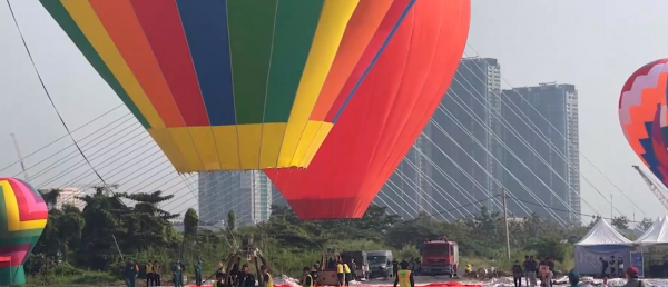 Khinh khí cầu đưa quốc kỳ 1.800m2 bay lên bầu trời tại TP Hồ Chí Minh -0