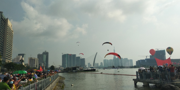 Khinh khí cầu đưa quốc kỳ 1.800m2 bay lên bầu trời tại TP Hồ Chí Minh -1