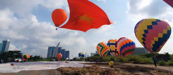 Khinh khí cầu đưa quốc kỳ 1.800m2 bay lên bầu trời tại TP Hồ Chí Minh -2