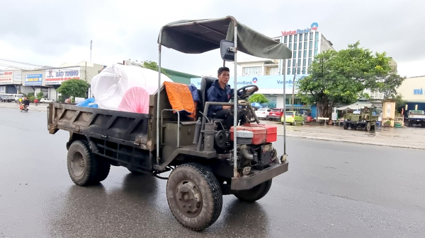 Về Thất (Hà Nội) xem xe ba gác tự chế “làm xiếc” trên đường -0