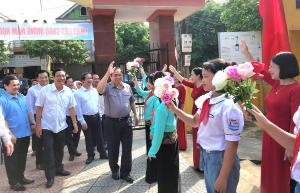 Thủ tướng Phạm Minh Chính thăm trường tiểu học thị trấn Yên Lập, Phú Thọ -0