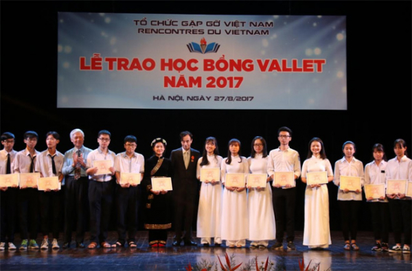 230 học sinh, sinh viên xuất sắc của Thừa Thiên - Huế được trao học bổng Vallet -0