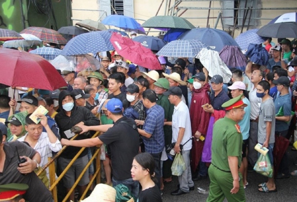 Hàng vạn người đội mưa xem trâu chọi ở Đồ Sơn -0