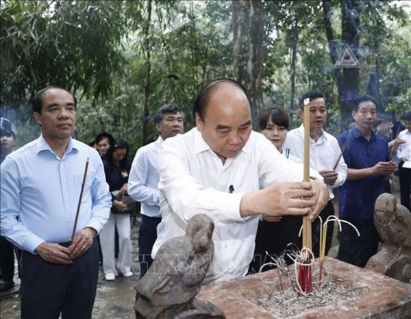 President offers incense at revolution cradle in Tuyen Quang -0