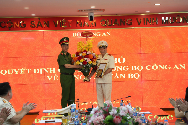 Đại tá Nguyễn Quốc Hùng giữ chức vụ Cục trưởng Cục Cảnh sát Quản lý hành chính về trật tự xã hội -0