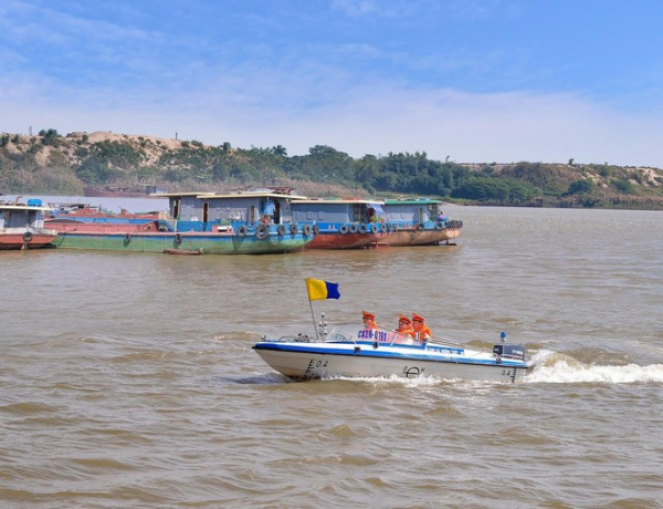 Cảnh báo nguy hiểm cho tàu thuyền tại vị trí xe container chìm dưới đáy sông Hồng -0