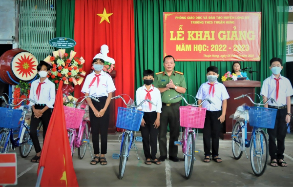 Công an TP Cần Thơ và Hậu Giang tặng quà, xe đạp cho học sinh -0