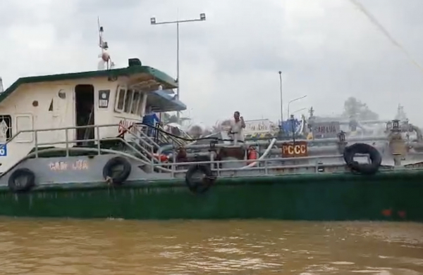 Cháy tàu nhập xăng giữa sông Đồng Nai -0